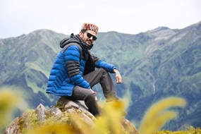 山之巅徒步登山旅行者摄影图片